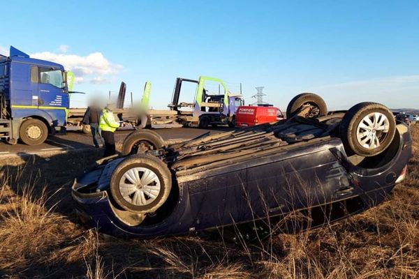 Un autoturism răsturnat și două persoane la spital, după ce un șofer a intrat într-o depășire riscantă FOTO