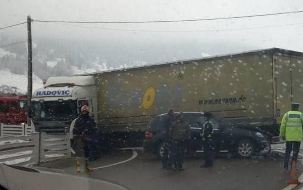Coliziune între un autoturism și un tir pe DN 17, în Pasul Mestecăniș FOTO
