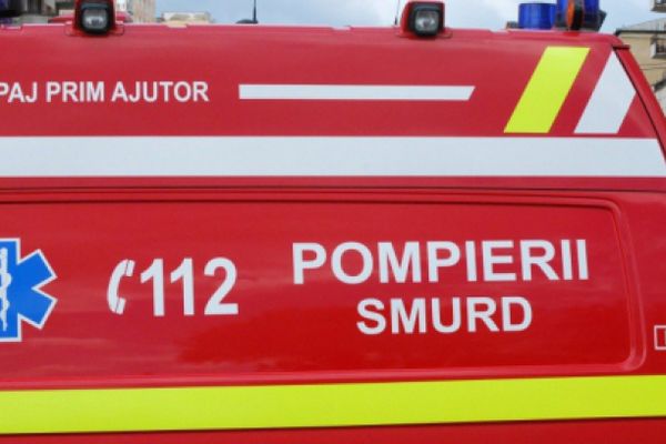 Un tânăr s-a electrocutat după ce a atins cu o bucată de tablă un fir electric