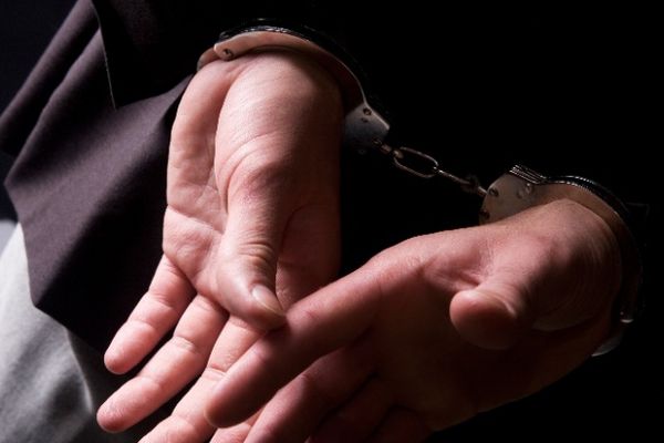 Un șofer a fost încătușat de polițiști după ce a fost prins beat la volan