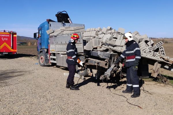 Accident feroviar la Liteni. Trenul Timișoara - Iași a lovit un camion cu materiale de construcții