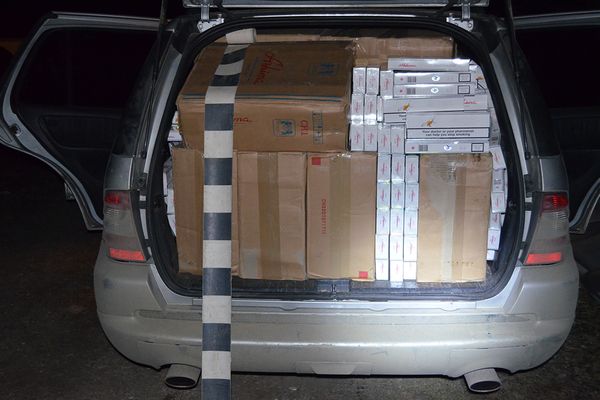 Merceds ML plin cu țigări de contrabandă, urmărit în trafic de la Falcău la Vicovu de Sus