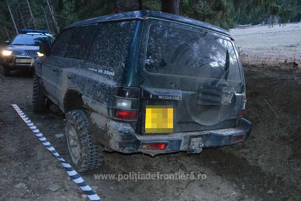 FOTO Mitsubishi Shogun plin cu țigări de contrabandă, abandonat pe un drum forestier după o urmărire cu focuri de armă