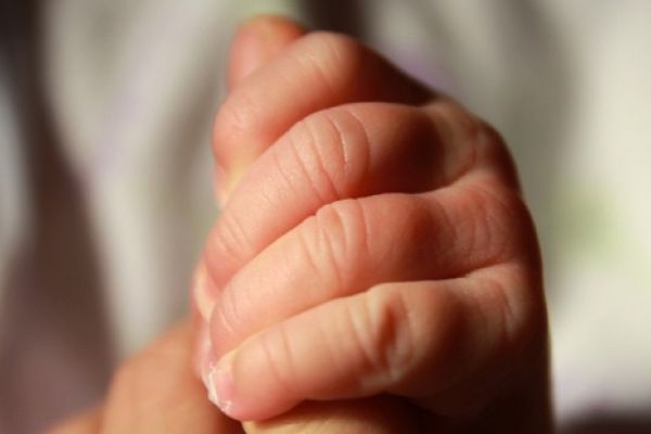 O fetiță a ajuns în stare gravă la spital după ce a căzut de la etajul doi al unui bloc