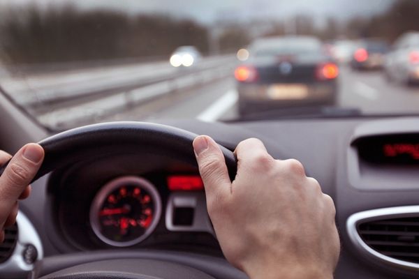 Un bărbat fără permis, prins la volanul unei mașini fără ITP și asigurare