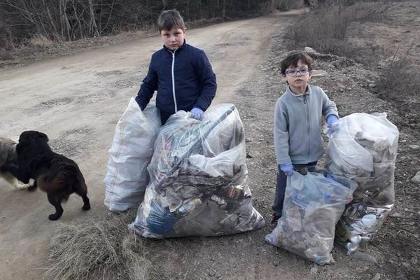Cei doi frați care au adunat saci de gunoaie de pe o stradă din Vatra Dornei, consilieri onorifici ai ministrului Mediului FOTO