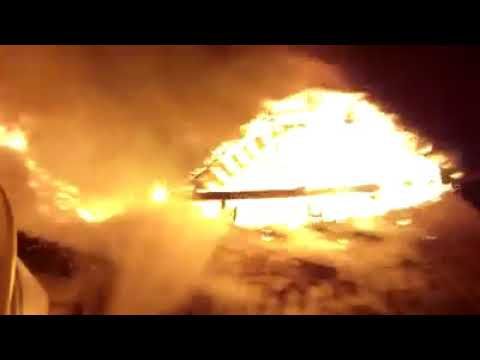 Incendiul izbucnit la două gospodării din Brădățel a fost provocat de un tânăr de 23 de ani VIDEO