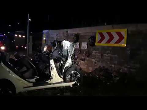 Accident mortal la “Zidul Morții”. Un tânăr și-a pierdut viața după ce a intrat cu mașina în plin în sensul giratoriu VIDEO