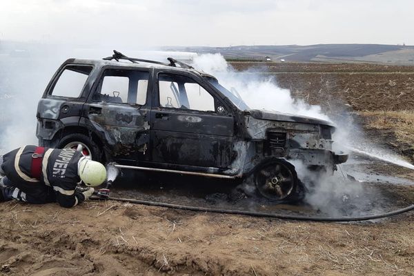 Un autoturism a luat foc pe raza localității Cumpărătura FOTO