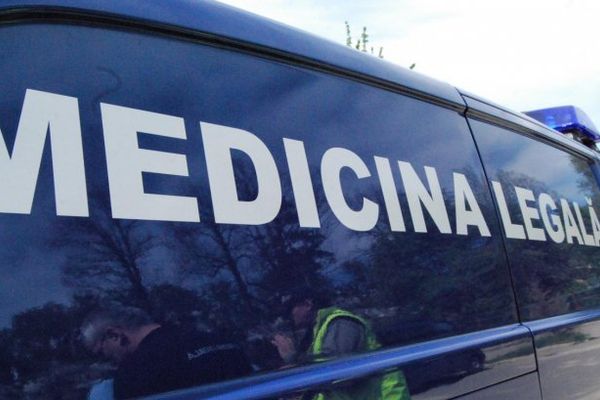 O tânără a murit electrocutată în timp ce spăla un covor în curtea casei