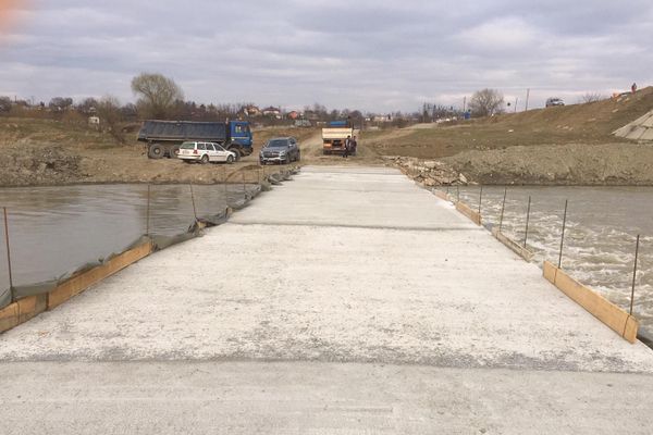 A fost deschis podul provizoriu pe tuburi dintre Verești și Udești