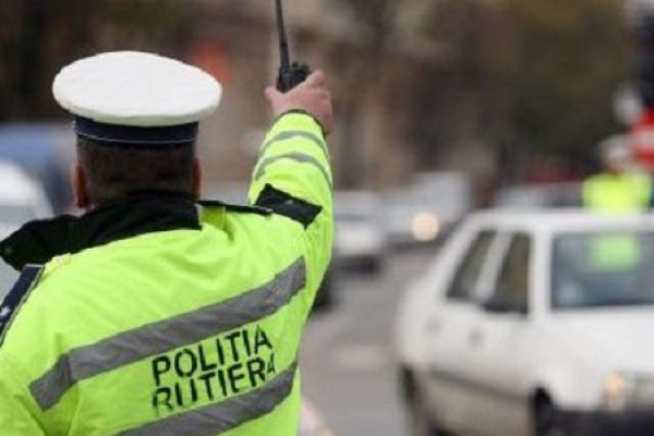 Adolescentă de 16 ani prinsă de polițiști la volan, cu tatăl pe scaunul din dreapta