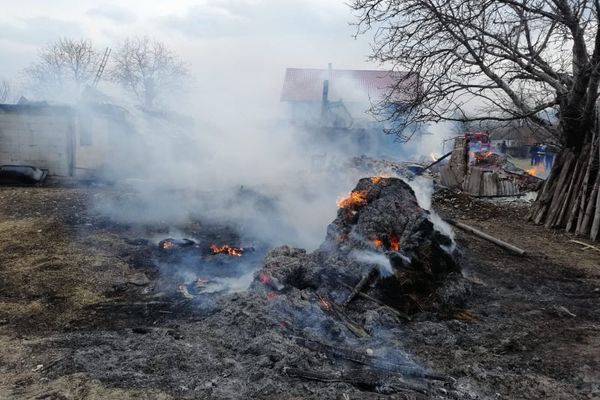 Incendiu de proporții la o gospodărie din Râșca FOTO