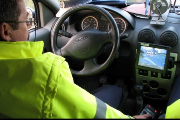 Un sucevean a fost prins conducând cu aproape 150 km/h în localitate