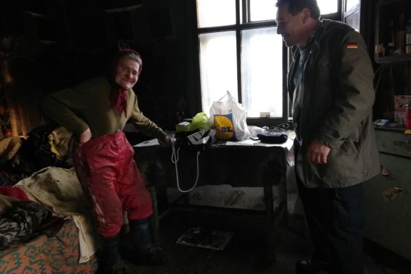 Polițiștii suceveni au oferit flori și adus lumină în casa unor venerabile doamne FOTO