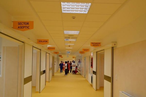 Copil de doi ani mutilat cu un topor de fratele mai mare