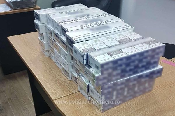 Trei botoșăneni prinși în timp ce voiau să plece în Londra cu țigări de contrabandă FOTO