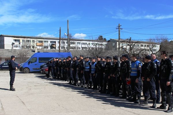 Tir răsturnat la ieșire din municipiul Suceava. Șoferul a rămas încarcerat VIDEO