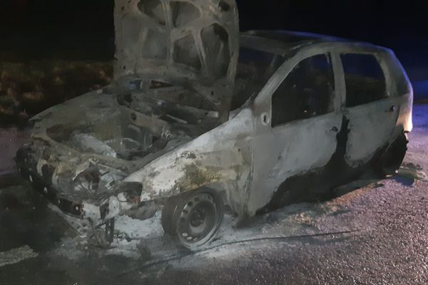 Incendiu pe DN 17, pe raza localității Ilișești. Un autoturism a fost distrus de flăcări FOTO