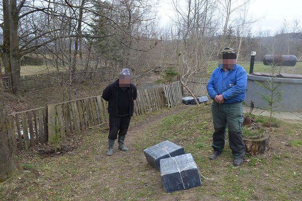 Doi bărbați prinși în timp ce transportau țigări de contrabandă prin apa pârâului Laura FOTO VIDEO