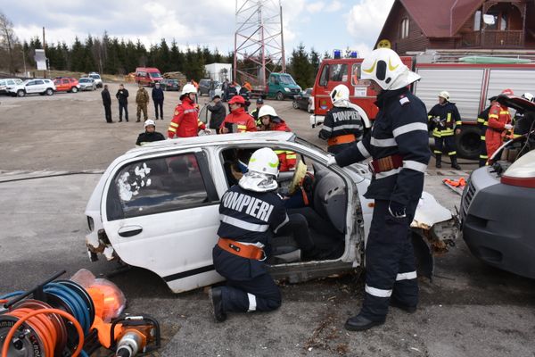 Exercițiu ISU Suceava. Accident cu victime multiple urmat de răsturnarea unei cisterne cu metanol VIDEO