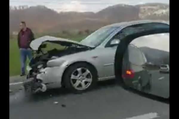 Accident rutier cu două victime după ce un șofer nu a respectat indicatorul cedează trecerea FOTO