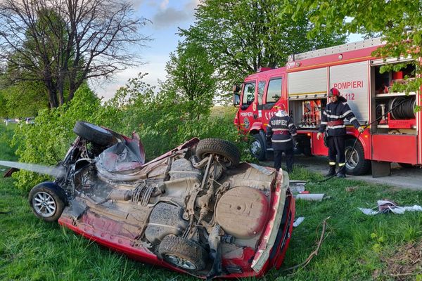 Șoferul care s-a izbit cu BMW-ul într-un copac era beat FOTO