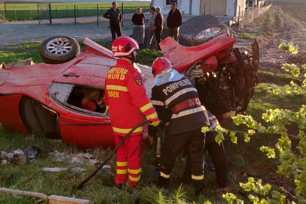 FOTO Șofer grav rănit după ce s-a izbit cu BMW-ul într-un copac, în prima zi de Paști