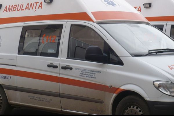 Două mașini și un autobuz, implicate într-un accident la Pârteștii de Jos