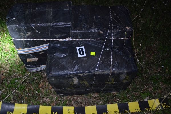 Contrabandiști suprinși în flagrant la Straja. Polițiștii de frontieră au tras două focuri de armă