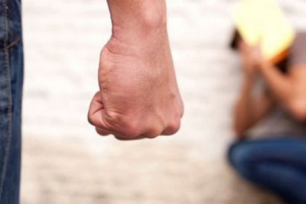 Un bărbat din Zvoriștea a fost reținut pentru că a bătut un elev într-o sală de clasă