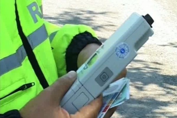 Un bărbat s-a urcat beat la volan și a intrat cu mașina în poarta unui imobil