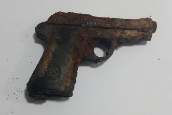 Pistol din anul 1917 găsit între grinzile acoperișului unei școli