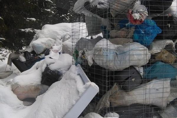 Avocatul Poporului s-a sesizat după ce gunoiul din Izvoarele Sucevei nu a fost ridicat din 2018