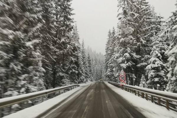 Iarnă în zona de munte a județului Suceava. Drumarii au intervenit cu utilaje și au răspândit material antiderapant VIDEO