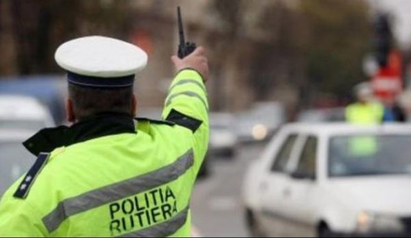 Un bătrân de 78 de ani, fără permis de conducere, depistat de polițiști la volan