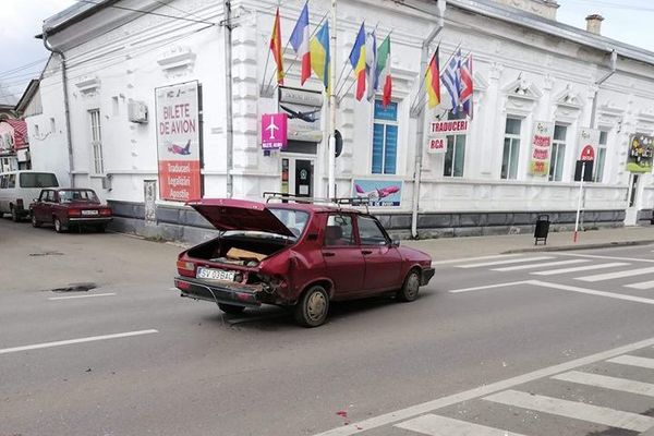 Accident produs de o șoferiță neatentă. Două persoane au fost rănite FOTO