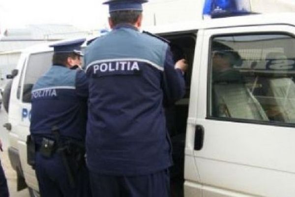 Hoți cu tupeu. Doi tineri au furat în plină zi toba de eșapament a unui camion
