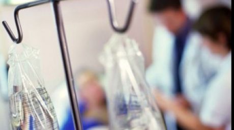 Femeie moartă la spital după ce a fost găsită inconștientă pe terasa unui bar