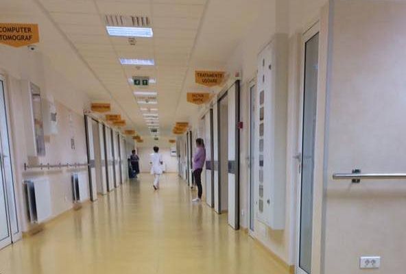 Un tânăr a intrat cu mașina într-un mal de pământ