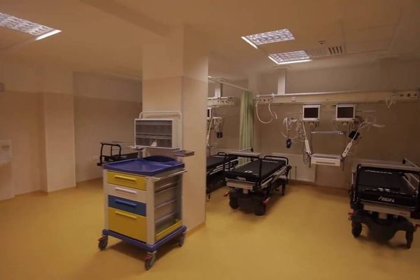 Accident de muncă la Gura Humorului. Un muncitor a ajuns la spital după ce un horn de cărămidă s-a prăbușit peste el