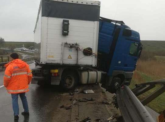 Un șofer a intrat cu TIR-ul într-un parapet pe raza localității Stroiești FOTO