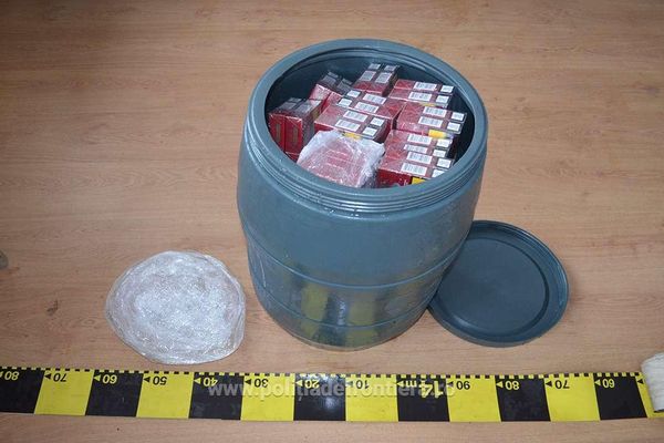 Butoi plin cu țigări de contrabandă, descoperit în râul Suceava de polițiștii de frontieră VIDEO