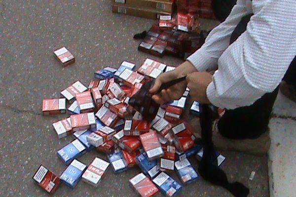 O mașină plină cu țigări de contrabandă a ajuns în șant după o urmărire în trafic