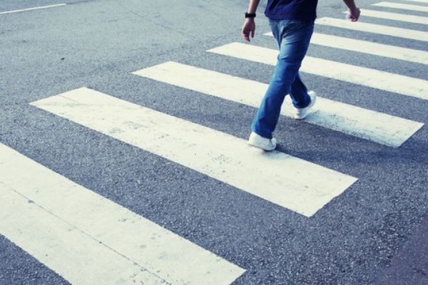 O femeie a ajuns în stare gravă la spital după ce a fost lovită de o mașină pe trecerea de pietoni