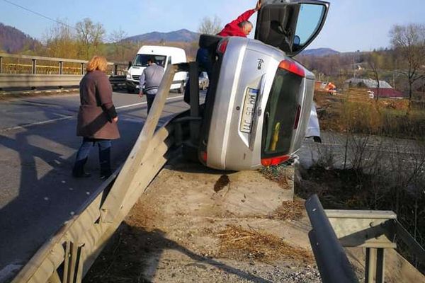 Autoturism răsturnat pe raza localității Molid FOTO