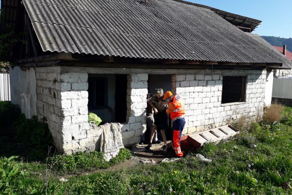 O persoană și-a pierdut viața în urma coliziunii dintre două tiruri și un autoturism VIDEO