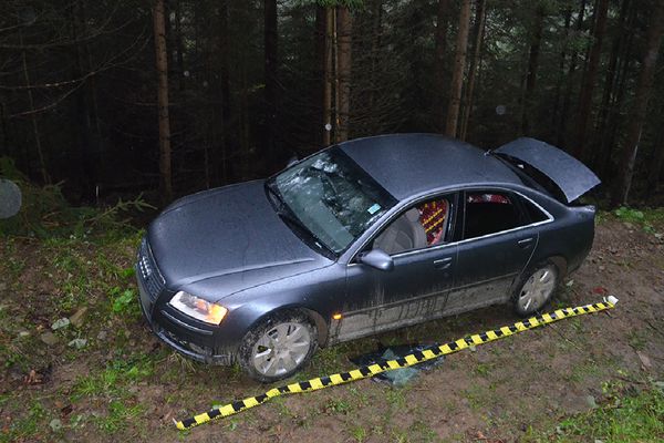 Autoturism plin cu țigări de contrabandă, descoperit abandonat într-o pădure din Costileva de Sus FOTO