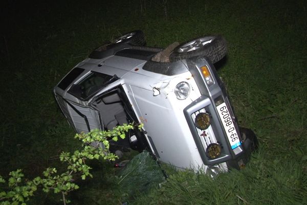 Cine este șoferul care și-a pierdut viața după ce s-a răsturnat cu mașina într-o râpă FOTO