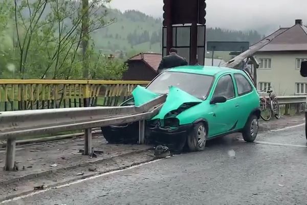 Un șofer a scăpat ca prin urechile acului după ce mașina acestuia a fost străpunsă de un parapet VIDEO